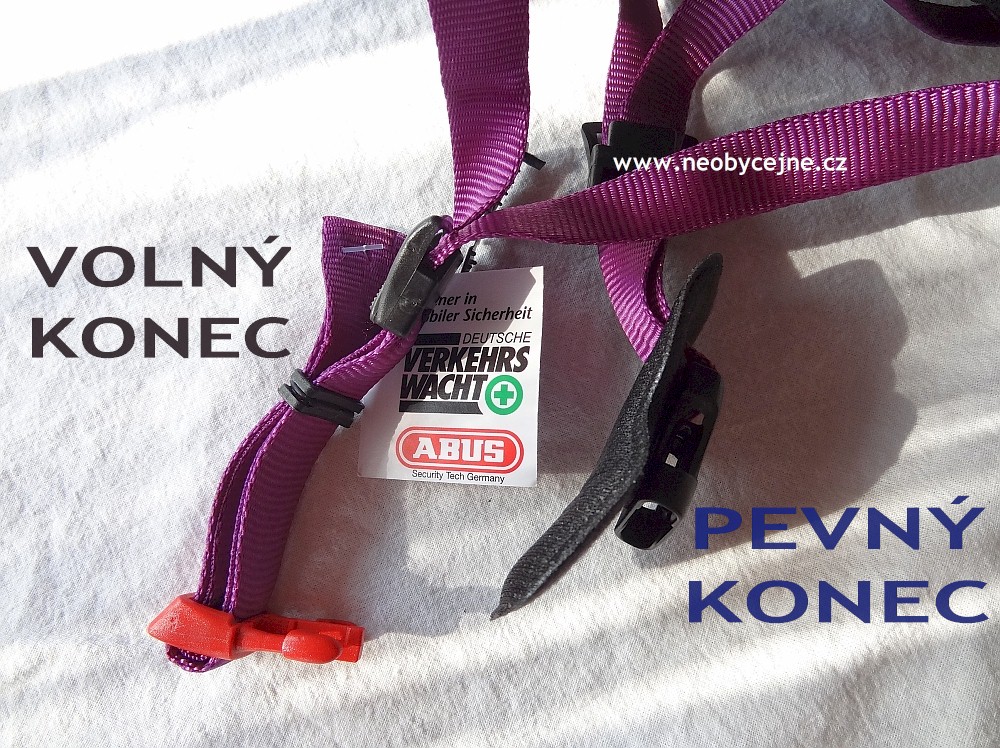konce pásků u helmy - neobyčejně.cz