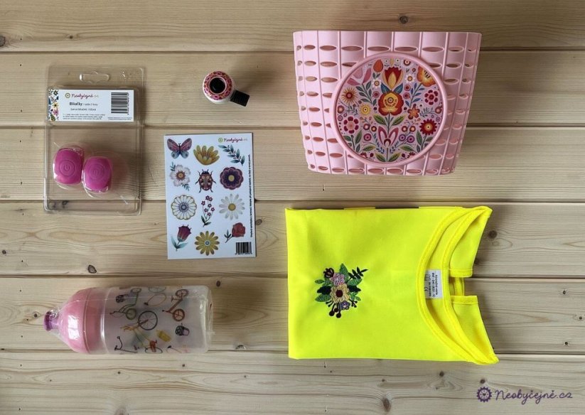 VÝHODNÝ SET / 3x samolepky / na kolo, odrážedlo, helmu / květiny, princezny, kočky