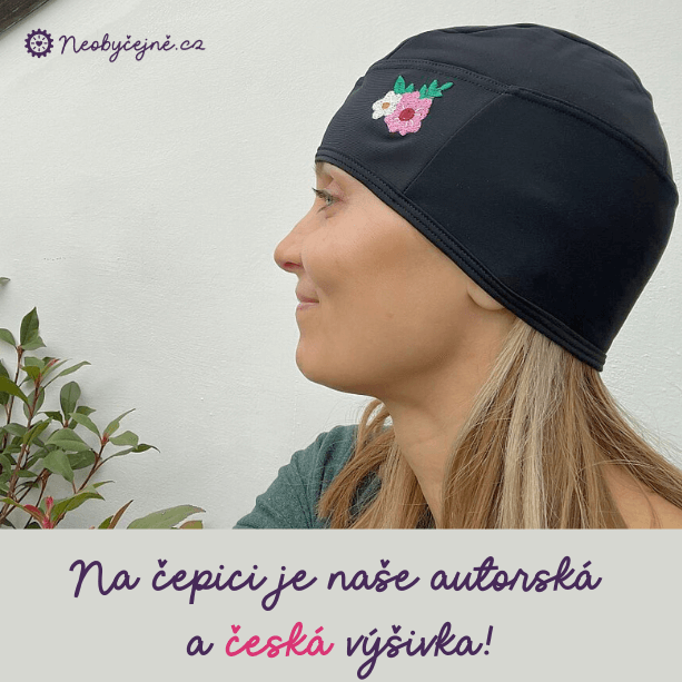 Čepice pod helmu - neprofoukne a chrání uši - Neobyčejně.cz