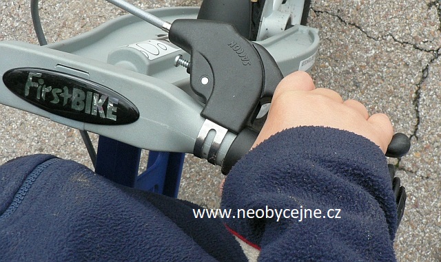 brzdová dětská páčka - odrážedlo FirstBike - neobycejne.cz
